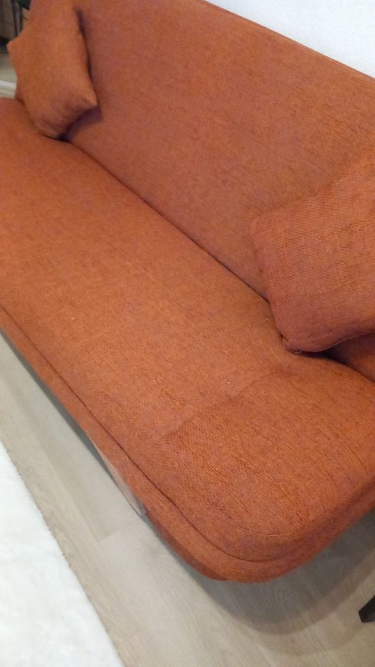 Schlafsofa mit zwei Kissen in Weiterstadt