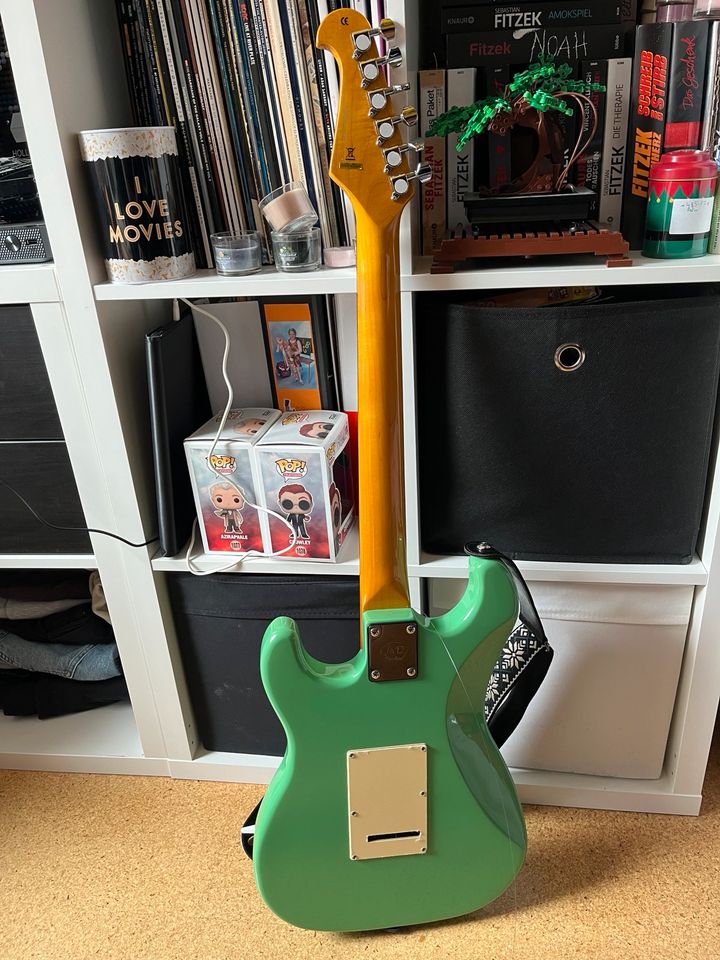 E-Gitarre Vintage Grün mit Verstärker und Zubehör in Chemnitz