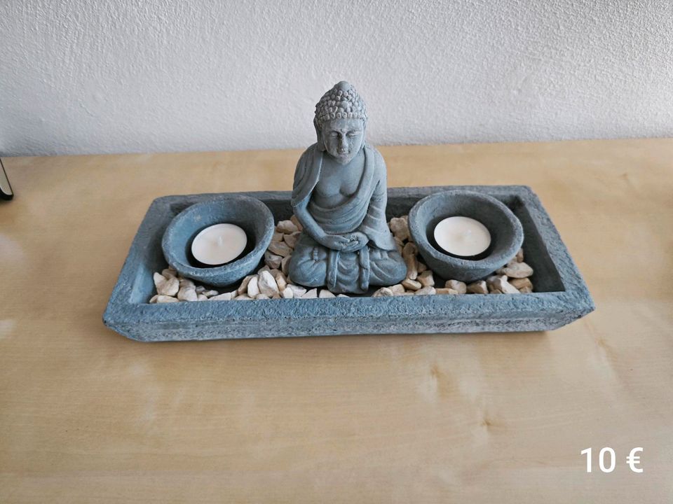 Buddha Deko mit Teelichthaltern/Kunstpflanzen, Beton in Lampertheim