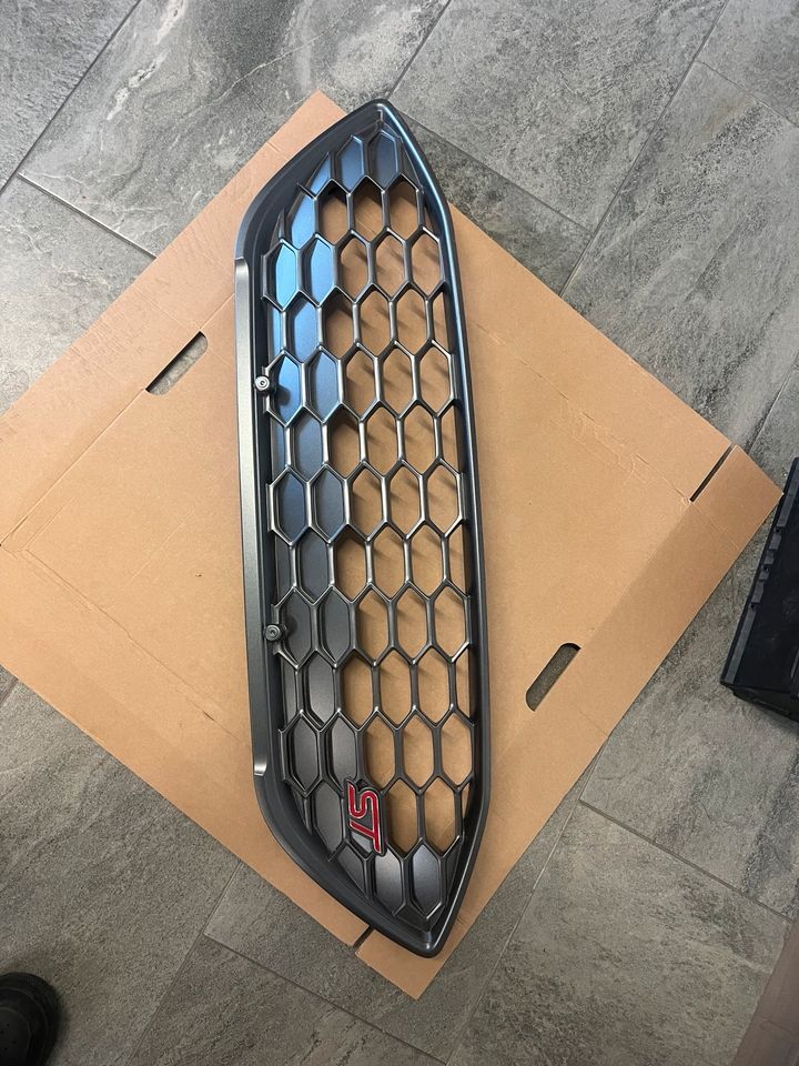 Original Ford Focus ST IV 4 ab 2018 Grill Kühlergrill NEU in Frankenhardt