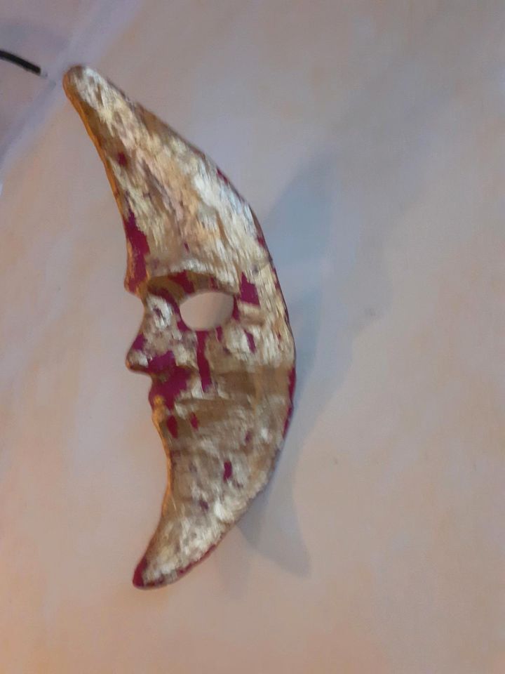 Venezianische Mondmasken in Hunderdorf