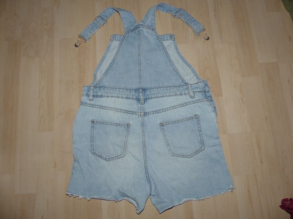 kurze Jeans - Latzhose in hellblau Mädchen Größe 152 in Limbach-Oberfrohna