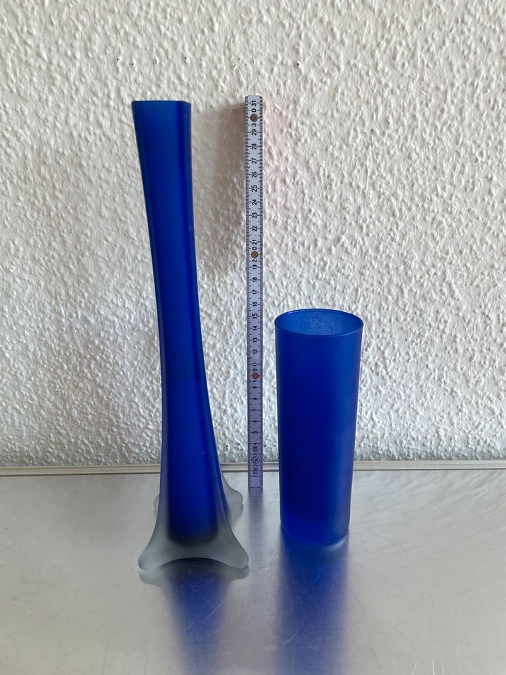 2 Glas-,  Blumenvasen matt blau in Dülmen