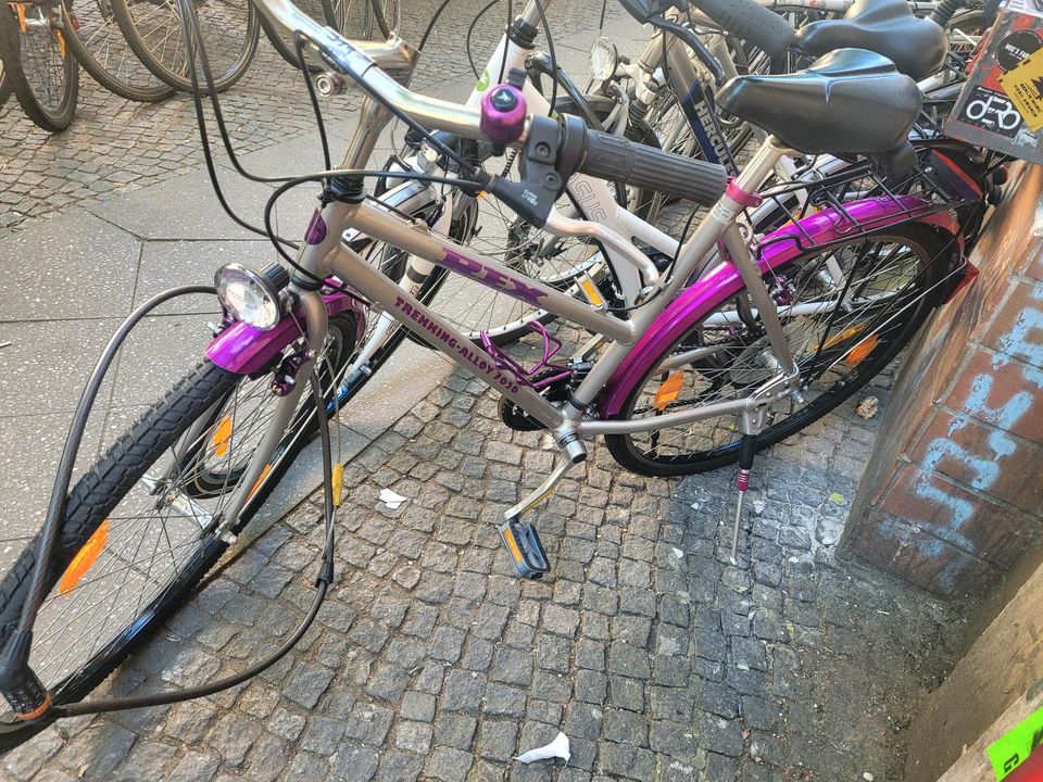 Trekking Fahrräder/ Damenräder/Herrenräder/ Rennräder usw in Berlin