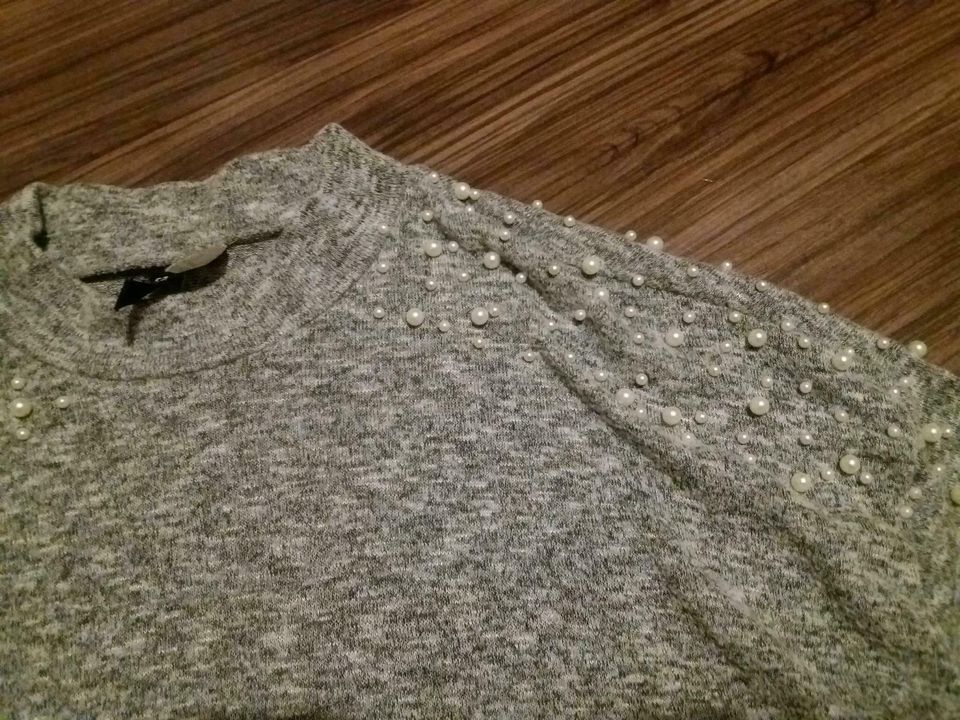 Grauer Pullover mit Perlen oversize h&m divided Gr m in Wildeck