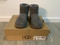 UGG Stiefel Stiefeletten Gr. 6  37 W Grau gut erhalten Niedersachsen - Lüneburg Vorschau