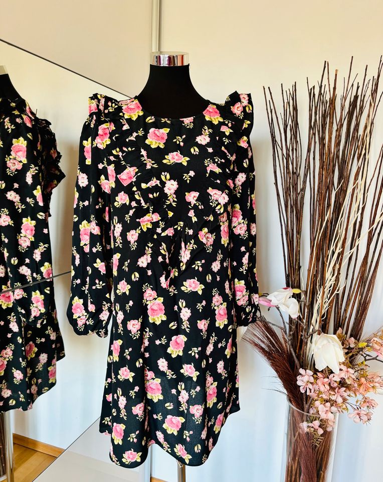 Neuwertig! Süßes Mini Kleid von Zara mit Rosen Print in München