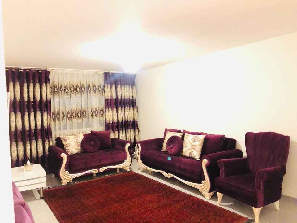 Wohnzimmer Sofa/Couch und Gardinen in Kassel