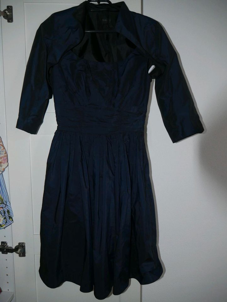 Blaues Kleid in Altena