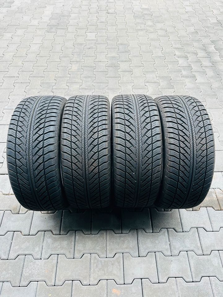 4 Stk. 245/45 R19 102V RSC Goodyear Ultragrip 8 DOT 0921 in Linsengericht