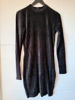 Kleid schwarz, langarm und rückenfrei Bayern - Ichenhausen Vorschau