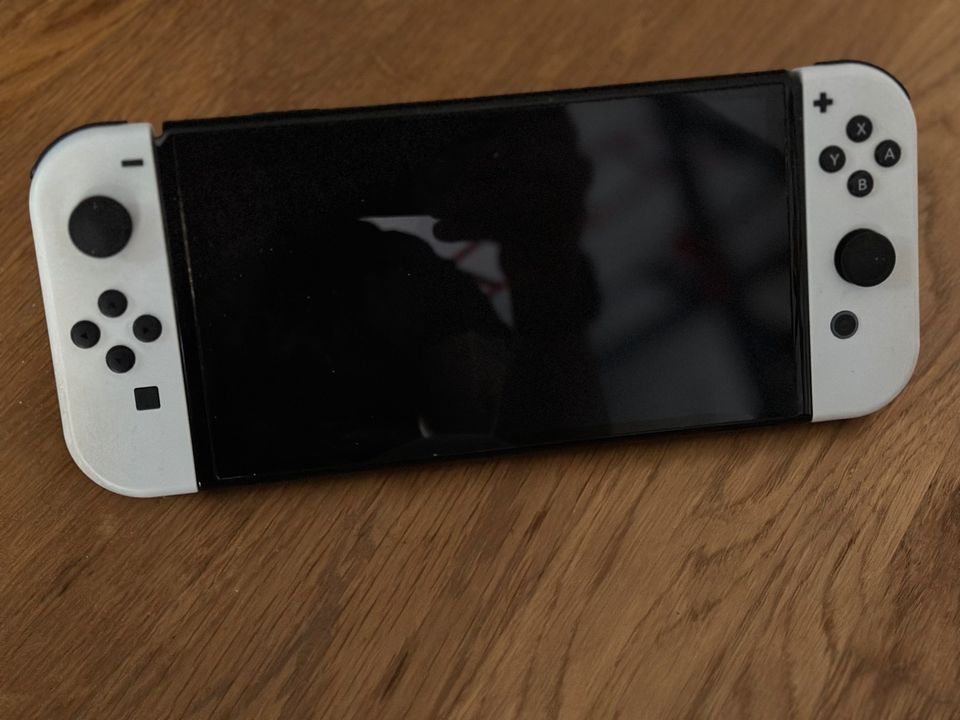 Nintendo Switch OLED mit Spielen in Kist