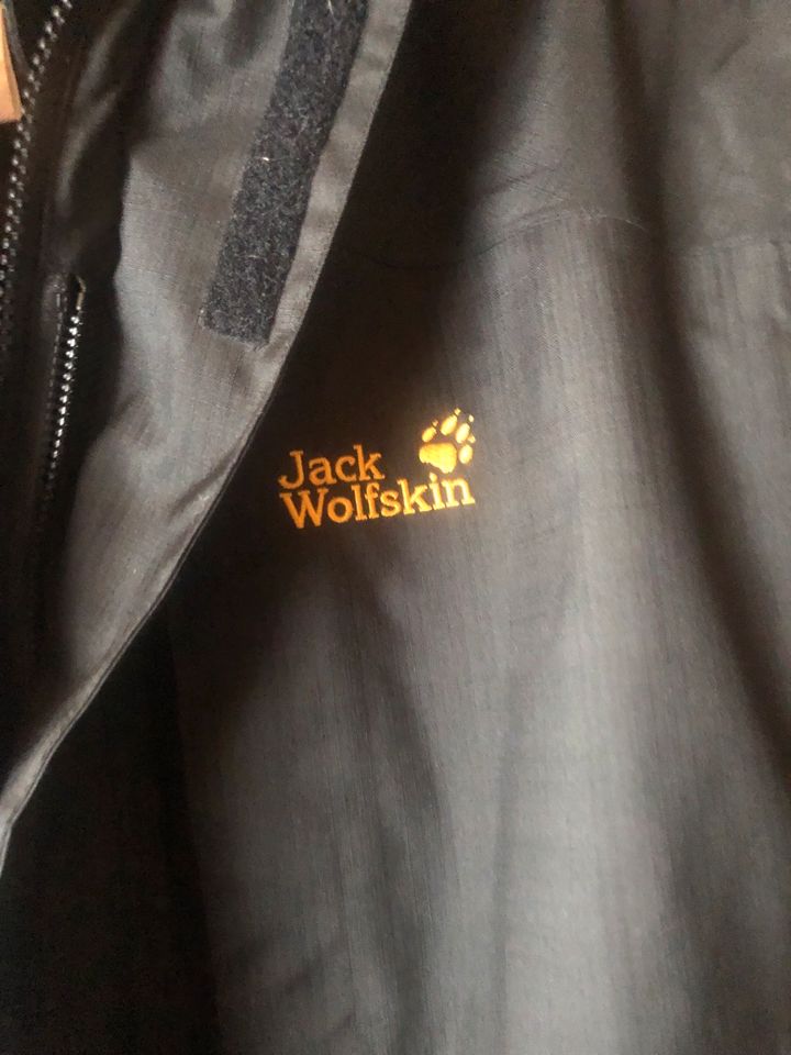Jack Wolfskin sehr warme Kapuzenjackr in Lauterbach (Hessen)