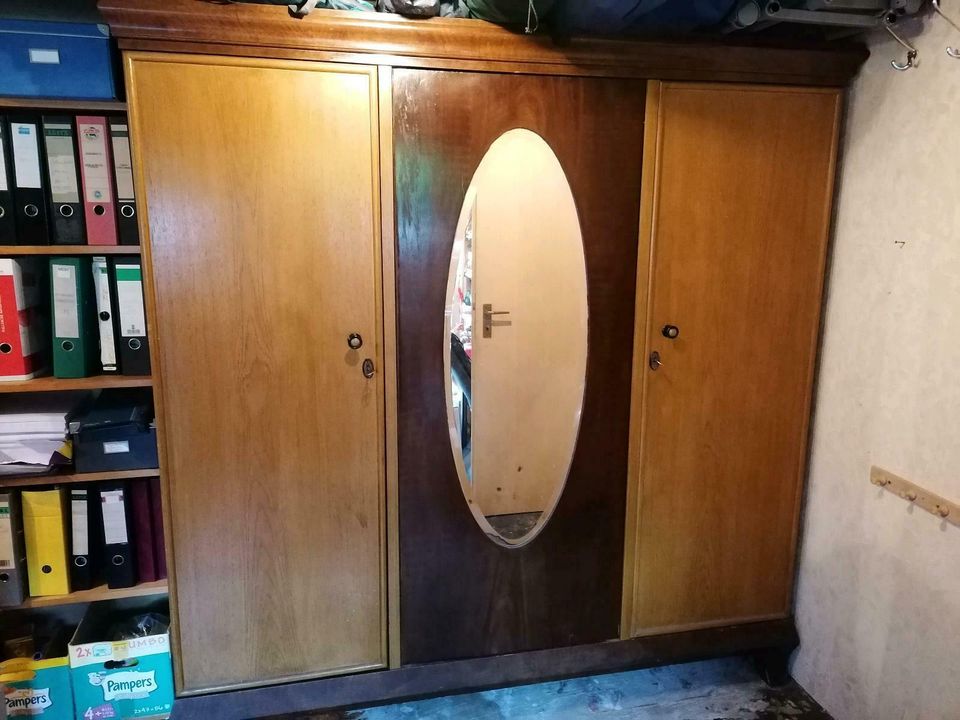 Toller alter Kleiderschrank massiv Holz in Meine