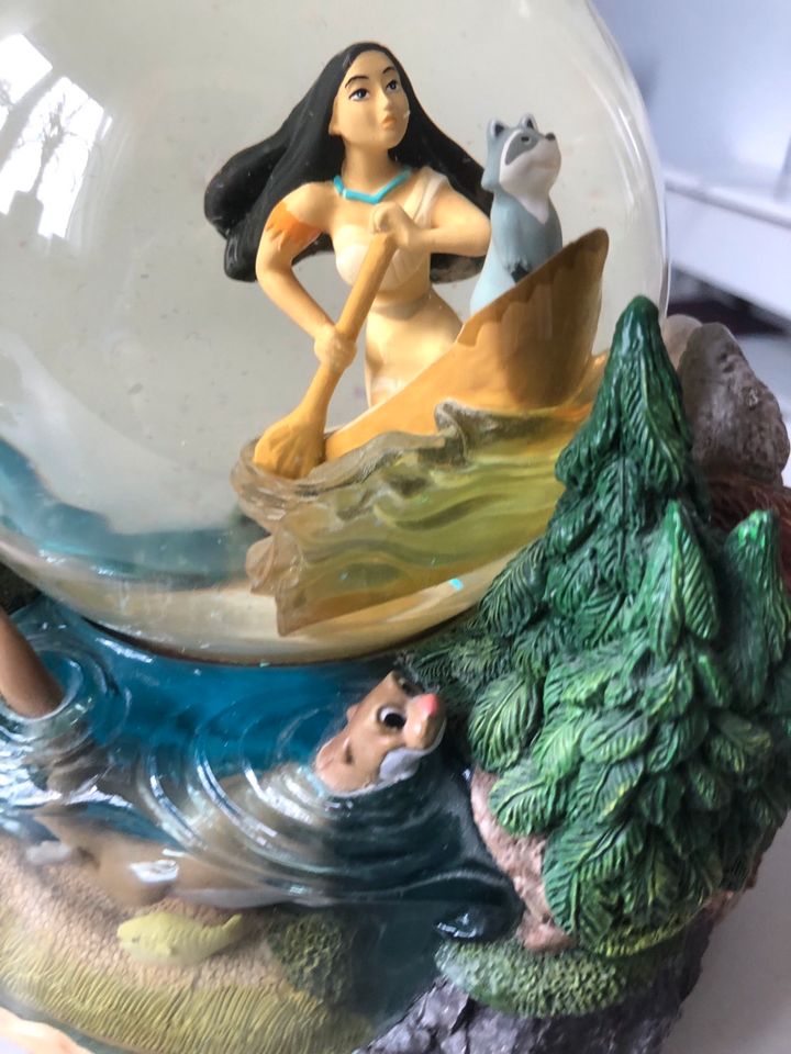 Pocahontas Disney Schneekugel Glitzer Spieluhr in Rockenberg