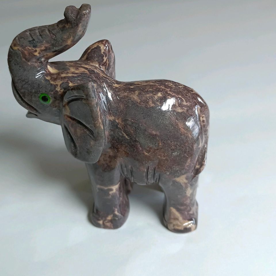 Glücks Elefant Figur aus Stein in Freiburg im Breisgau