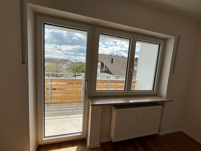 Neu renovierte, helle 3 Zi.-Whg mit großem Balkon, Bad m. Fenster in Burgkirchen