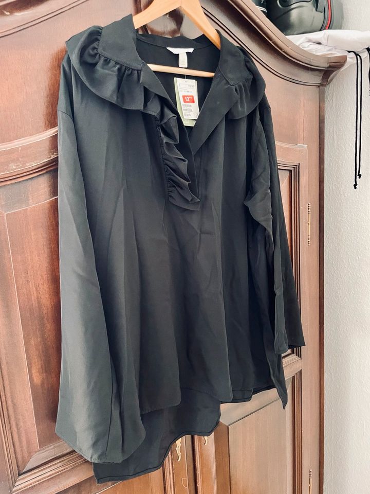 Bluse schwarz Kragen Rüschen oversize H&M M in München