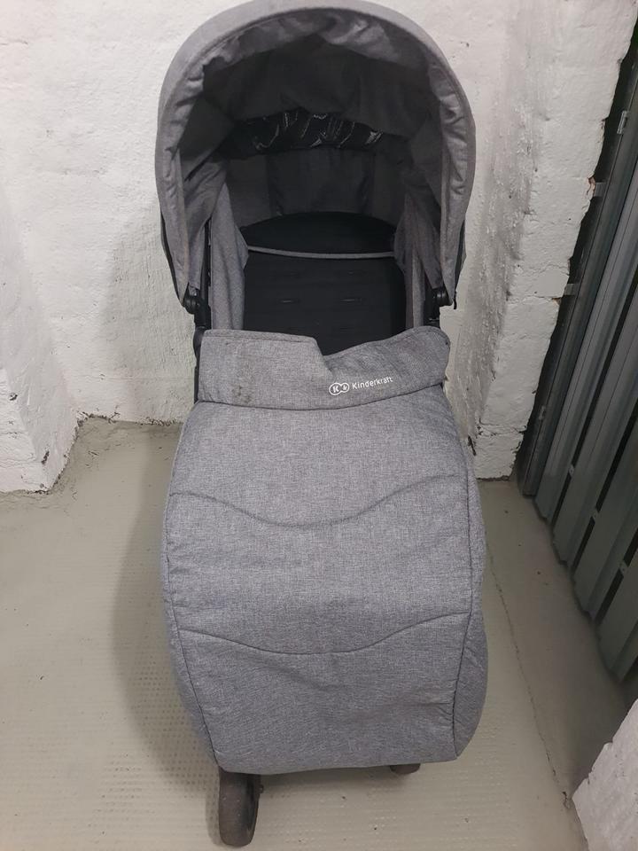 Stabiler Kinderwagen mit Fußabdeckung und neuem Regenschutz in Leipzig