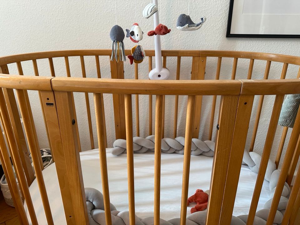 Stokke Sleep Babybett Midi & Umbauset Junior inkl. 2 Matrazen in München