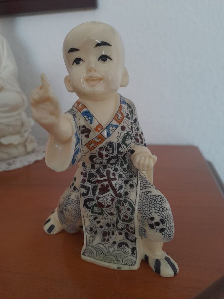 Porzellanfiguren Mönche Asiatika in Warin
