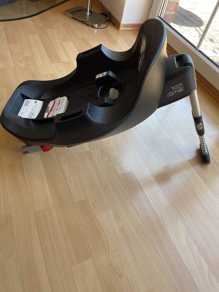 Babyschale Britax Römer BabySafe 2 i-Size mit Isofix-Station in Hamburg