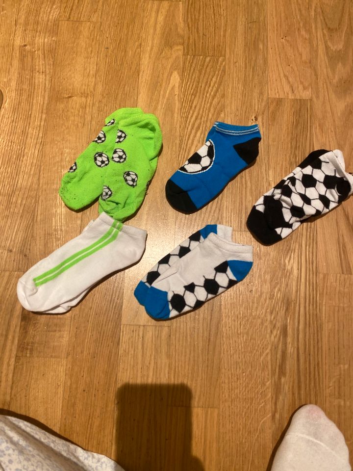 NEU 5 Paar Sneaker Socken Fußball Gr 31 - 33 in Baden-Württemberg -  Karlsruhe | Gebrauchte Kinderschuhe Größe 31 kaufen | eBay Kleinanzeigen  ist jetzt Kleinanzeigen