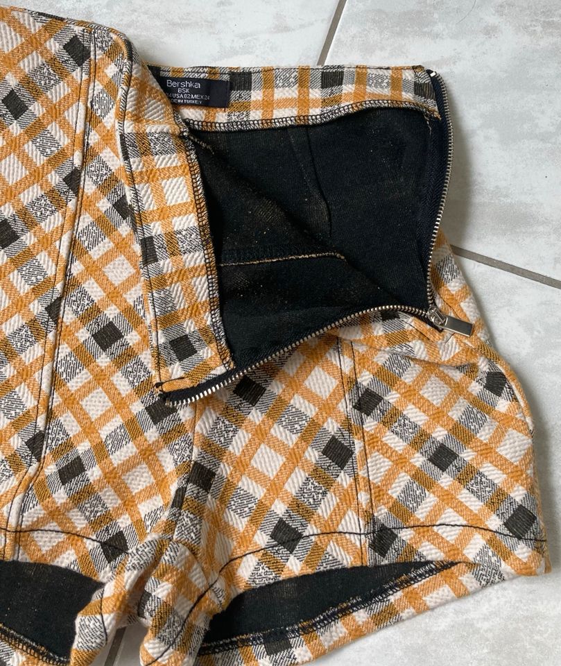 Retro Shorts Gr 34 Bershka in Dresden