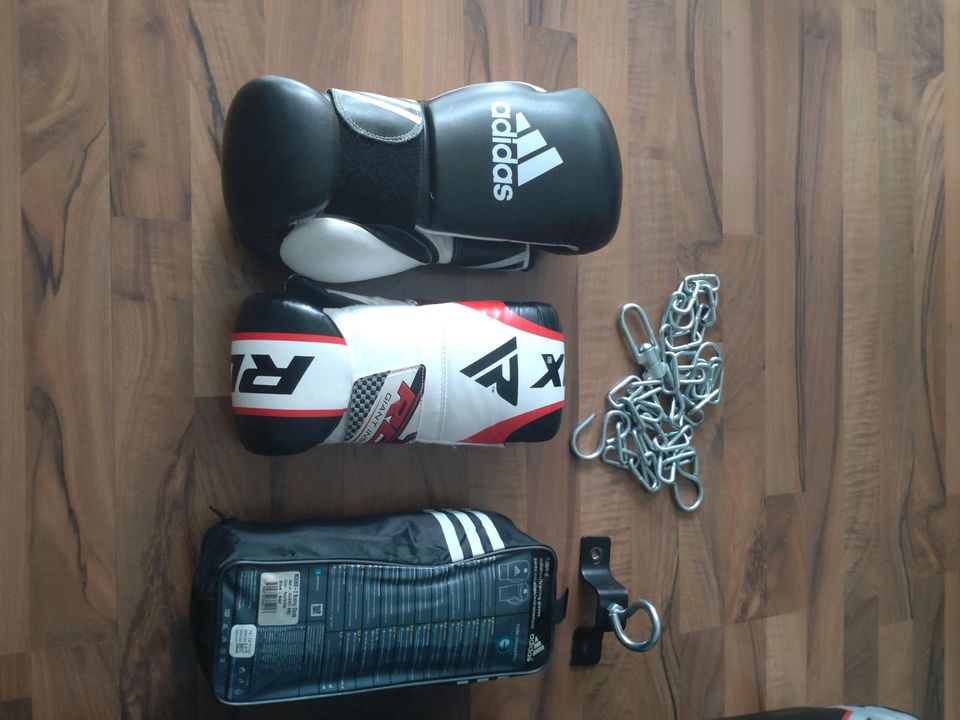 Boxsack von RDX mit 3 Boxhandschuhe in Köln