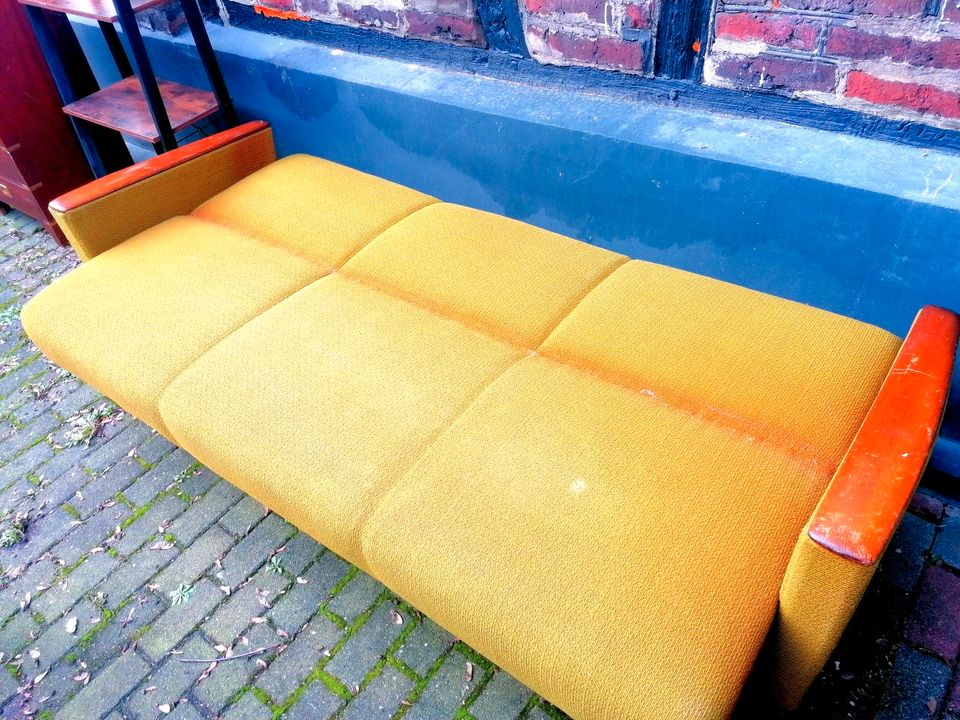 LETZTE PREISSENKUNG! Orinigal 70er Jahre Couch mit Schlaffunktion in Krefeld