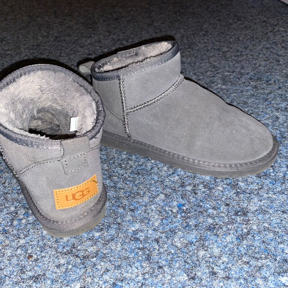 Uggs Top Zustand + Preis in Bad Nauheim