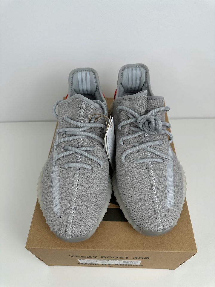 Adidas Yeezy Boost 350 V2 / Tail Light / EU 42 2/3 NEU in Korschenbroich