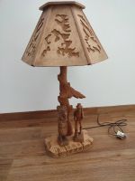 Stehlampe / Tischlampe aus Holz mit handgeschnitzten Figuren Bayern - Oberelsbach Vorschau