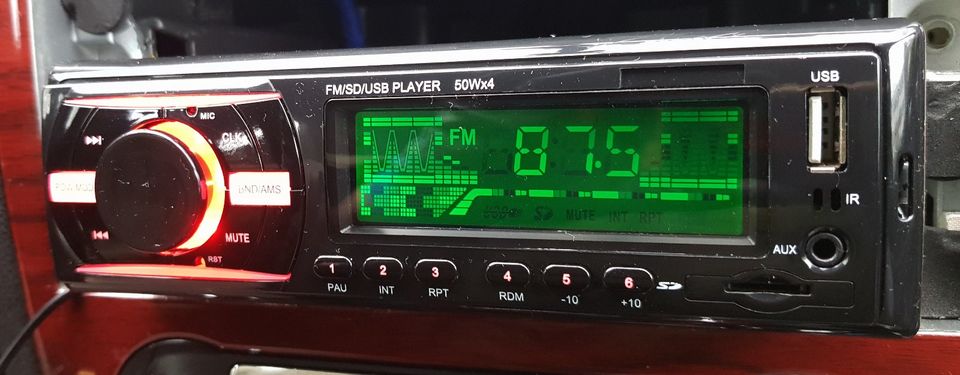 Autoradio FM SD USB Player AUX 50Wattx45 in Hamburg