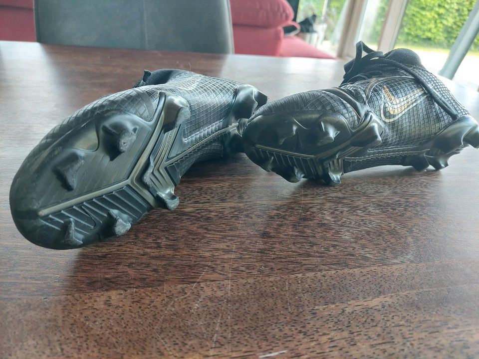 Nike, Fußballschuhe. Gr. 35. Schwarz mit 'Socke'. in Einhausen