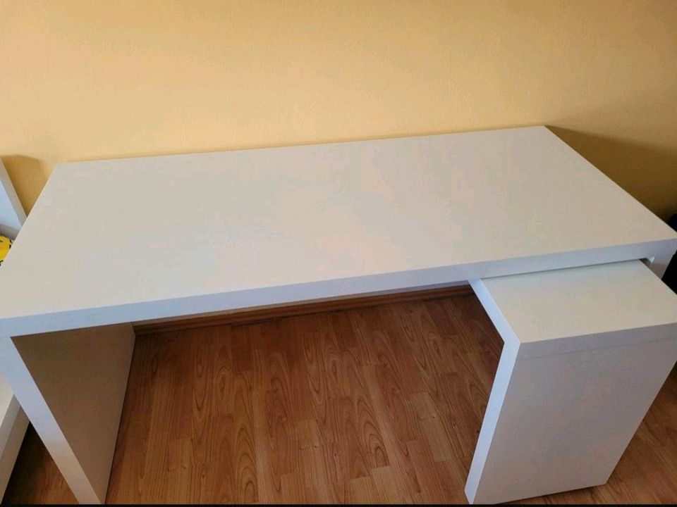 Ikea Malm Schreibtisch mit ausziehbarem Beitisch weiß in Ehningen