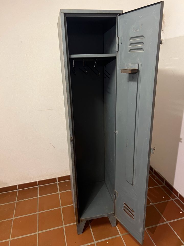 Blechspind Umkleideschrank Antiquität in München