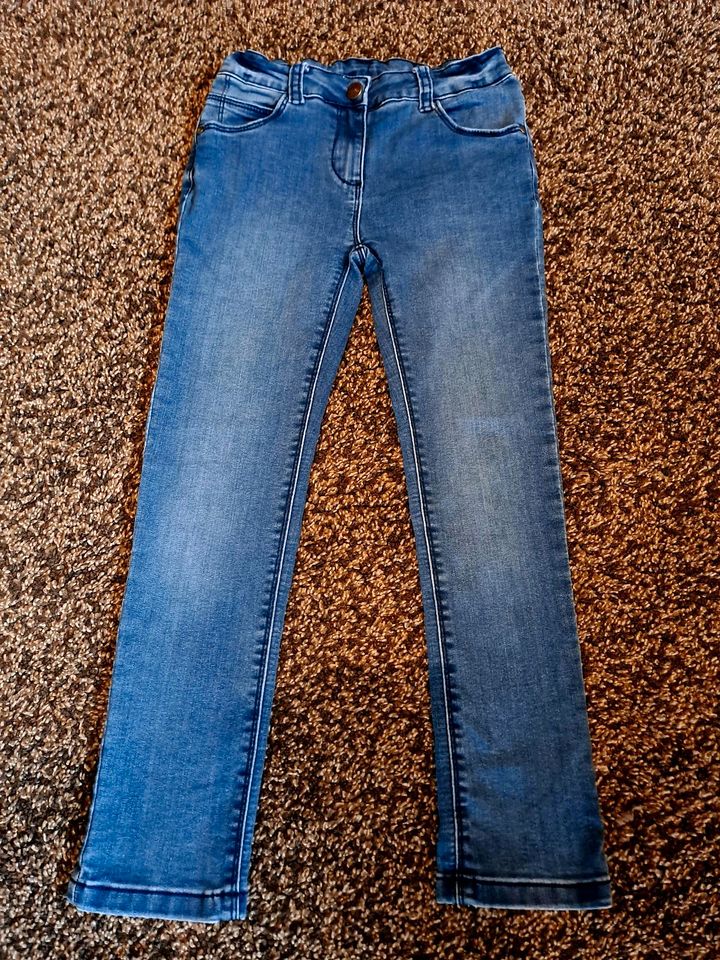 Weiche Jeans (Stretch) in Gr. 128 neuwertig in Kirchheim unter Teck