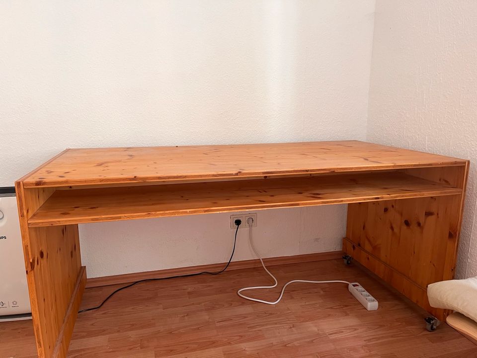 Holz Schreibtisch selbstgebaut mit Ablagefach in Köln