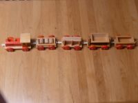 SPIELEN HOLZEISENBAHN GÜTERZUG,LOK + 4 WAGEN,5-TEILIG 80cm lang Hessen - Wetzlar Vorschau