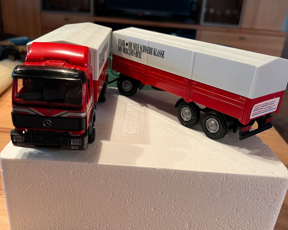 Spielzeug Lastwagen mit Anhänger - Mercedes Benz in Immenstaad