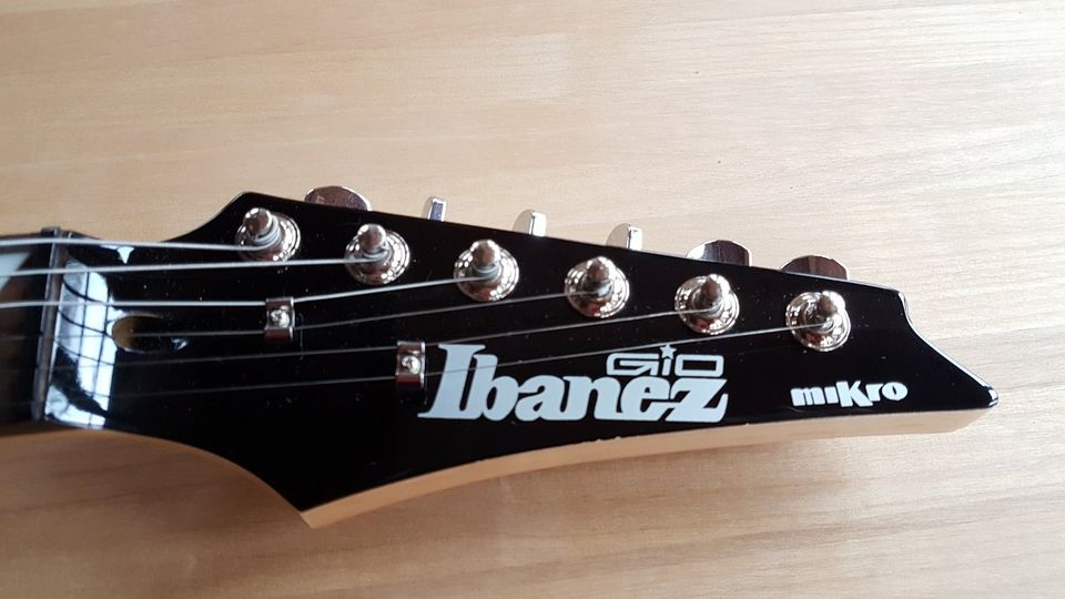 E-Gitarre Ibanez Mikro, schwarz + Gurt + Original -Tasche in Burgkirchen