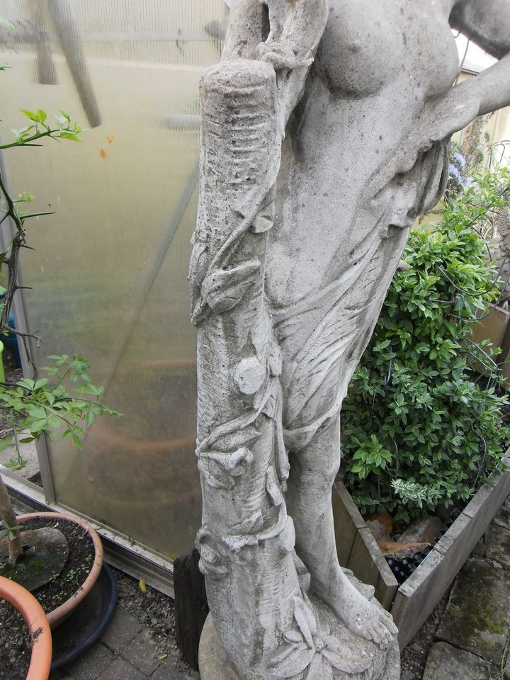 Steinfigur Figur Skulptur Statue Frauenstatue massiv schwer groß in Mauern