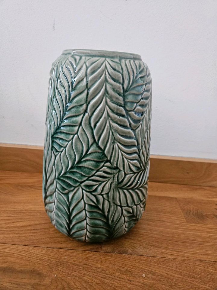 Vase grüne Blätter (depot) in Berlin