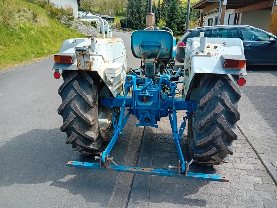 Ford Traktor 2000 in Balesfeld