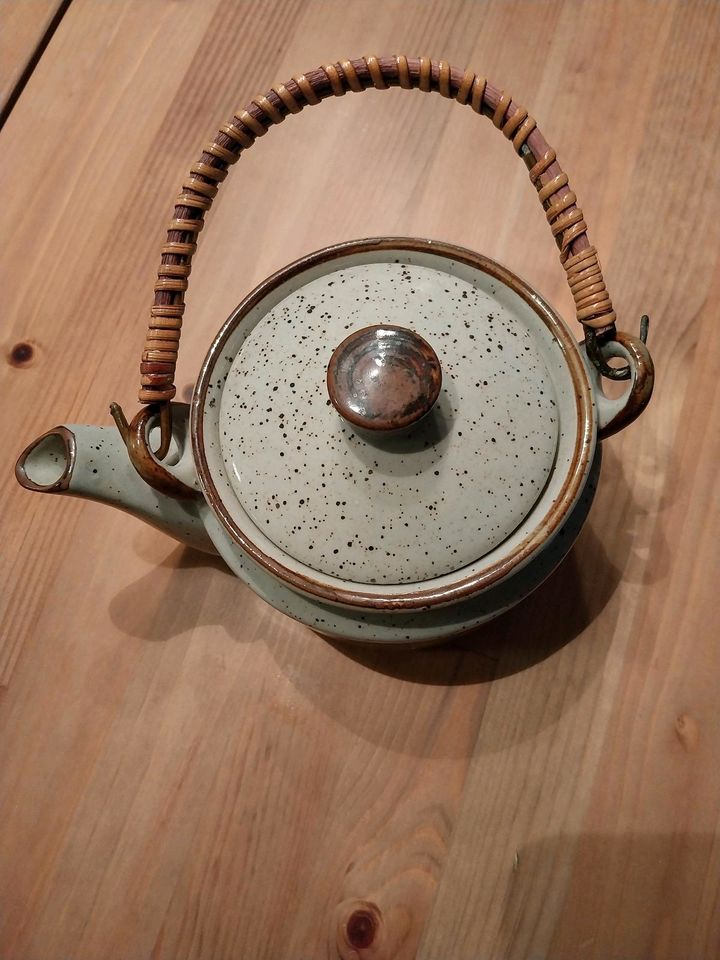 Teekanne aus Porzellan in Weissach