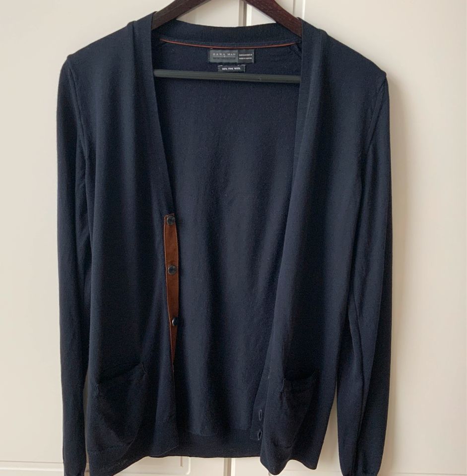 ZARA Strickjacke Pullover schwarz Größe M 100% Fine Wool in Landsberg (Lech)