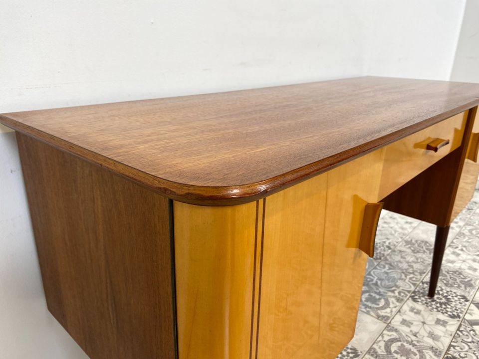 WMK Formschöner und gut erhaltener kleiner Mid-Century Schreibtisch aus den 1960er Jahren # Arbeitstisch Schminktisch Dominia Frisierkommode Desk Sekretär Rockabilly Vintage Retro 50er 60er in Berlin