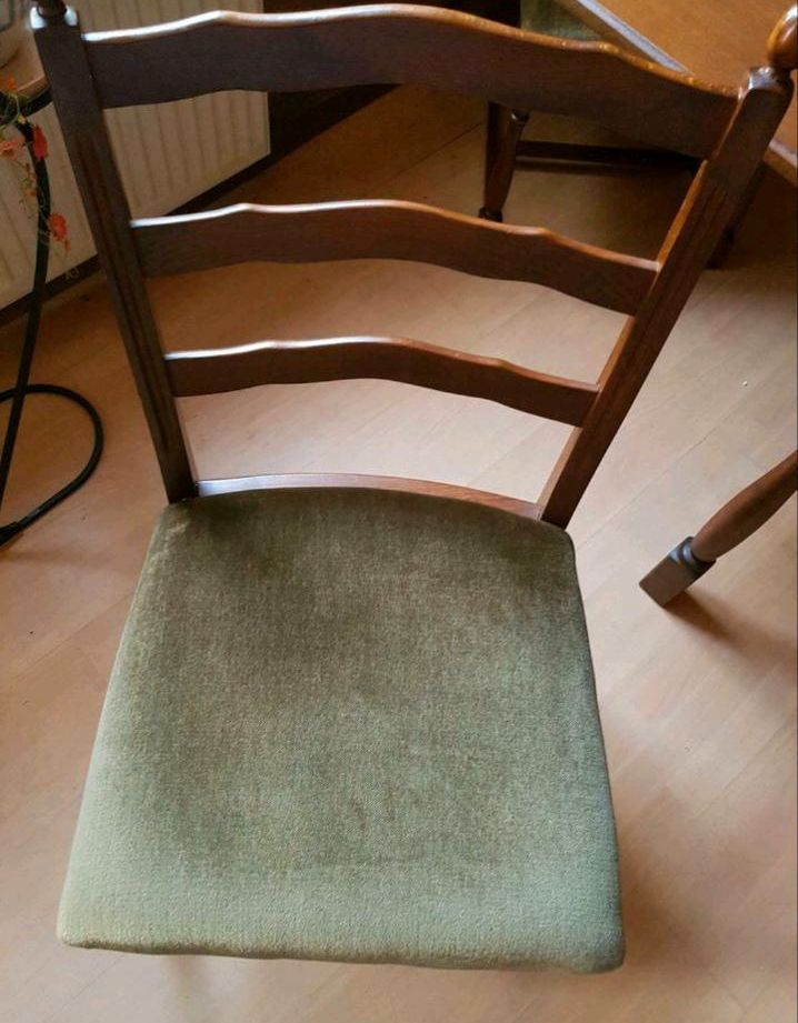 Ausziehbarer Tisch mit 6 Stühlen in Löningen