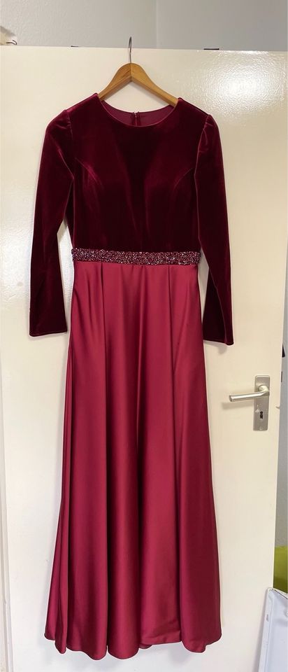 Abendkleid samt Satin Bordeaux langärmelig Perlen velvet in Berlin